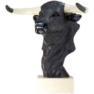 Figura de resina con cabeza de toro